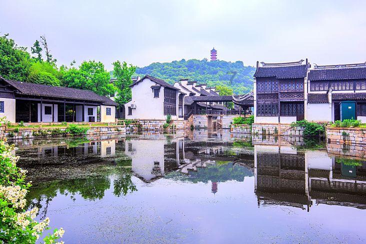 詹姆斯迷彩风显老兵本色 范德彪白衬衫搭毛背心个性十足